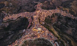 Ý: Ngôi làng ở Sicily gây sốt vì hình dạng độc đáo