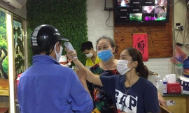Phố cà phê, quán ăn Hà Nội thực hiện giãn cách phòng dịch COVID-19 thế nào?
