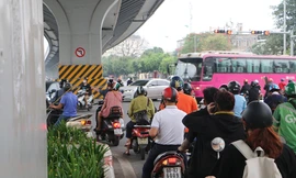 Phân luồng giao thông Hà Nội: 'Cứ tiện là đi' bất chấp biển báo
