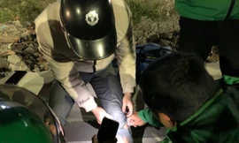 Đội Fas Angle sơ cấp cứu cho người bị tai nạn giao thông trên trục đường có tai nạn giao thông.