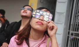 Người Hà Nội thích thú ngắm nhật thực 'vòng tròn lửa' cực hiếm 