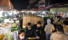 Chợ hoa lớn nhất Hà Nội tấp nập người mua cận ngày 8/3