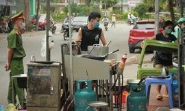 Bất chấp lệnh cấm, hàng quán vỉa hè vẫn ngang nhiên hoạt động