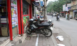 Bi hài cảnh sinh hoạt 1 mét vỉa hè chia đôi của người dân Hà Nội