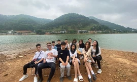 Người dân Thủ đô đổ xô dã ngoại Hồ Đồng Đò