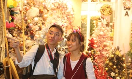 Nam thanh, nữ tú nhộn nhịp lên phố Hàng Mã trước thềm Giáng Sinh