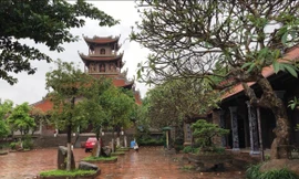 Độc đáo ngôi chùa phủ đầy gốm sứ 