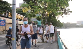 Lập chốt chặn, người dân Thủ đô vẫn 'vượt rào' để tập thể dục