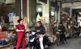 Ảnh người dân không đeo khẩu trang tại chợ Đồng Xuân