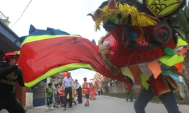 Dâng cá trắm khổng lồ tưởng nhớ Tướng công Kiều Công Hãn