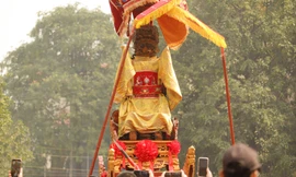 Đặc sắc tục chui kiệu cầu bình an ở lễ rước kiệu Thánh hồi đình giữa Thủ đô