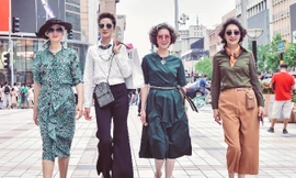 4 'bà bà' biến đường phố thành sàn diễn thời trang gây 'sốt' cộng đồng mạng