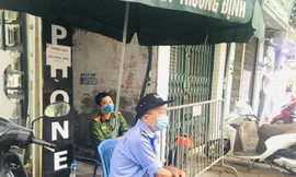 Nhịp sống trong ngõ trên phố Trương Định đang bị phong tỏa