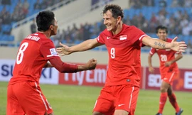 Các cầu thủ Singapore trong trang phục thi đấu làm từ chai nhựa phế thải. Họ ăn mừng bàn thắng mở tỉ số trong trận gặp Philippines hôm 2-12. Ảnh: S.H. (Tuổi Trẻ)