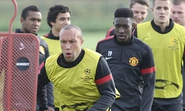 ‘Thủng’ hàng thủ, M.U cầu cứu Silvestre