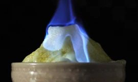 Lạ lùng món kem 'lửa trên băng' nổi tiếng ở Nhật Bản