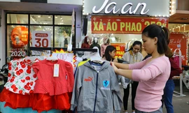 Sinh viên nườm nượp sắm đồ giảm giá cuối năm