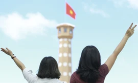 Nghìn người đổ về Đất Mũi tham quan 'Cột cờ Hà Nội'