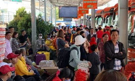 Mùng 1 Tết, bến xe miền Tây đông kín người đổ về quê