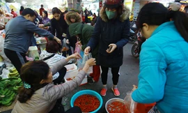 Dân chung cư rồng rắn mua đồ lễ cúng ông Công ông Táo