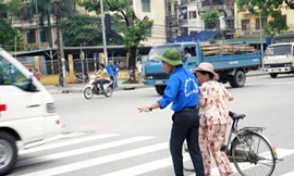 Thanh niên tình nguyện giúp người dân qua đường Ảnh: M.N