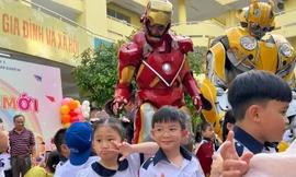 Người Sắt, Bumblebee theo chân tween đến trường dự lễ khai giảng chào năm học mới