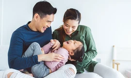 Nếu ba mẹ lỡ không may chệch đường đi lạc xa mình, hãy chỉ dẫn, hãy kéo tay ba mẹ với nhé!