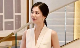 Giới stylist hé lộ bí quyết "hack dáng" của Song Hye Kyo: Chọn trang phục có cổ áo chữ V