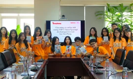 Các thành viên CNN Zoom THPT chuyên Ngoại ngữ khám phá tòa soạn báo Tiền Phong