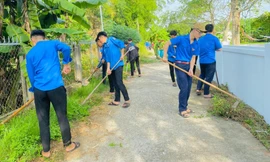 Thanh niên chung tay làm sạch đường làng ngõ xóm, xây dựng đô thị văn minh