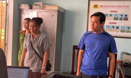 Trịnh Thị Mai (bìa trái) và Trần Minh Chung tại trụ sở Công an