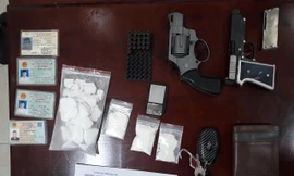 Khám nhà đối tượng ma túy, thu giữ 4 khẩu súng cùng 77 viên đạn