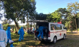 Phường Hoa Lư đưa hai F0 về lại bệnh viện dã chiến. Ảnh: Đình Văn