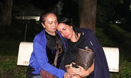 Vợ tiền đạo Paollo Madeira Olivera khóc ngất khi nhận tin chồng tai nạn.