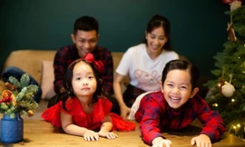 Kubi và Anna lộ biểu cảm cực 'hot' ngày 1/6, cư dân mạng 'dậy sóng' vì Khánh Thi khéo sinh