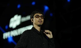 Đen mở màn 'Happy Bee 13-Cần Thơ' bằng list nhạc re-made không thể chất hơn 