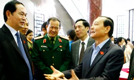 Đại biểu Quốc hội trao đổi bên hành lang hội trường