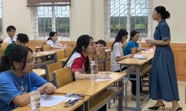 Công an kiểm tra máy trợ thính của thí sinh thi tốt nghiệp