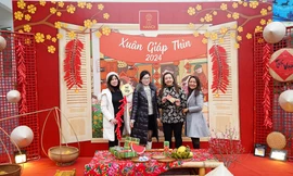Sinh viên nước ngoài hứng thú với các trò chơi truyền thống trong dịp Tết Nguyên đán tại Việt Nam