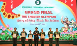 Sinh viên Học viện Kĩ thuật Quân sự thể hiện khả năng tiếng Anh