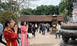 Tấp nập khách đến lễ đền Trần đầu năm