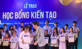 Trao học bổng Kiến tạo cho 40 học sinh có hoàn cảnh khó khăn 
