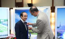 GS.TS Nguyễn Hữu Tú nhận Huân chương Cành cọ Hàn lâm