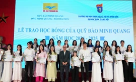 Sinh viên xuất sắc, tích cực hoạt động Đoàn, Hội nhận học bổng 