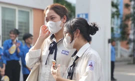Thi tốt nghiệp THPT năm 2024: Lấp lánh nụ cười ngoài trường thi