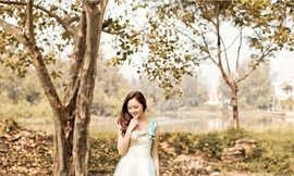 Bảo Anh dạo chơi trên đồng cỏ