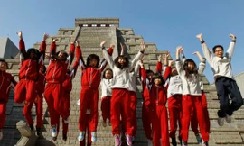 Ăn mừng vì thoát ‘ngày tận thế’