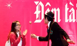 Nam sinh Hành Chính dùng ảo thuật ủng hộ 'cái bang'