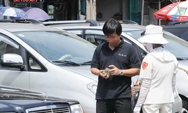 Bi hài chuyện gửi xe: Nhà giàu cũng... mếu