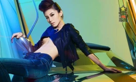 Mỹ nữ diện áo 'hờ hững' bên xế hộp